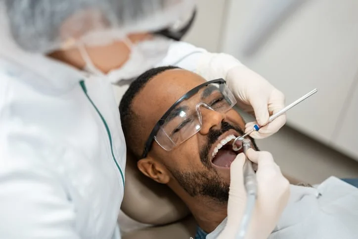 Zahnarzt für Reich - Patient wird untersucht